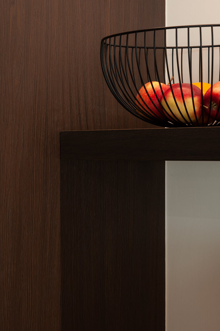 Shelf finished with edge tape in brown Master Oak with oak effect